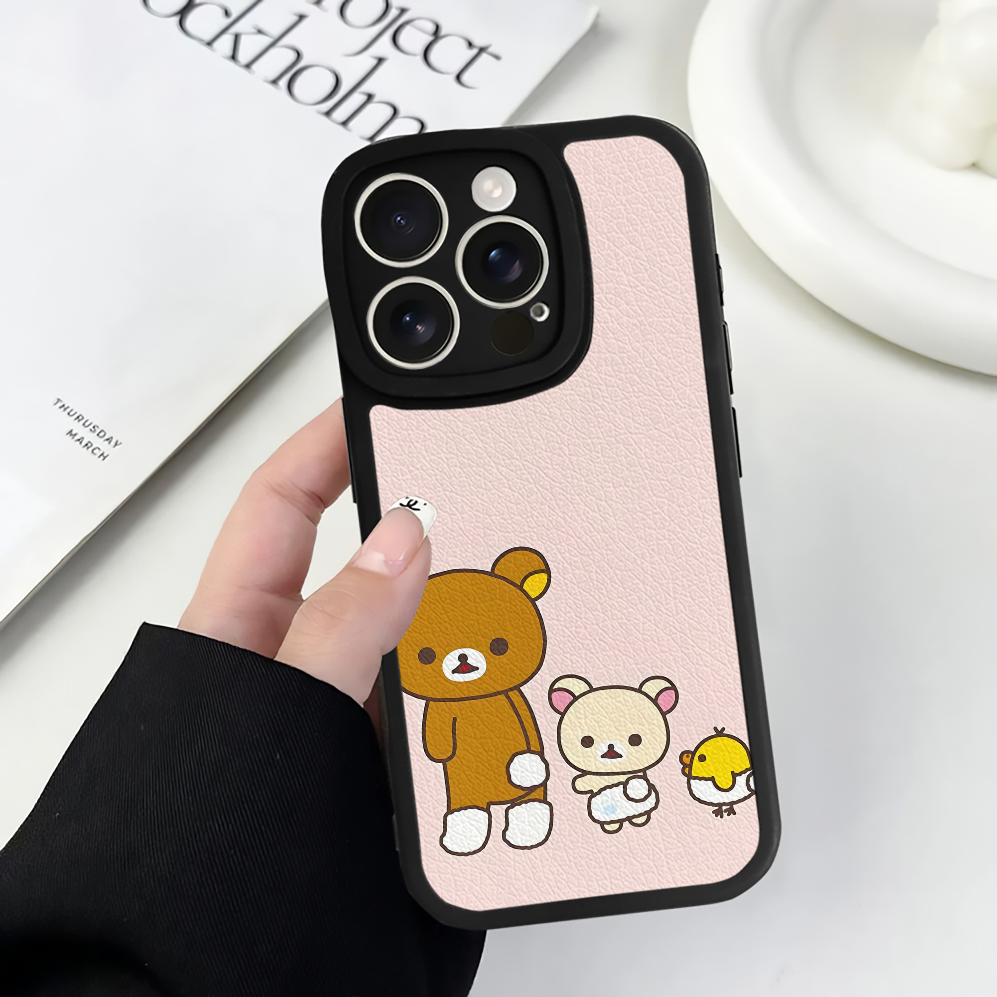 （画像用） リラックマ リラックマ キイロイトリ Rilakkuma Korilakkuma Kiiroitori 【iPhone 16シリーズ対応】シリコンスマホケース（レザー調） 材質：シリコン